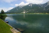 Der Pressegger See mit den Gailtaler Alpen