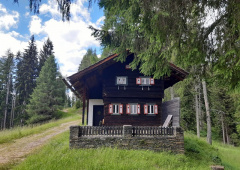 Einfache aber zweckdienlich ausgestattete Hütte.