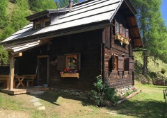 Die Hütte am Südhang des Wöllaner Nocks hat was für sich