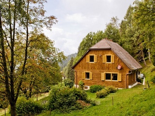 Einfach ausgestattetes Almhaus in den österreichischen Bergen